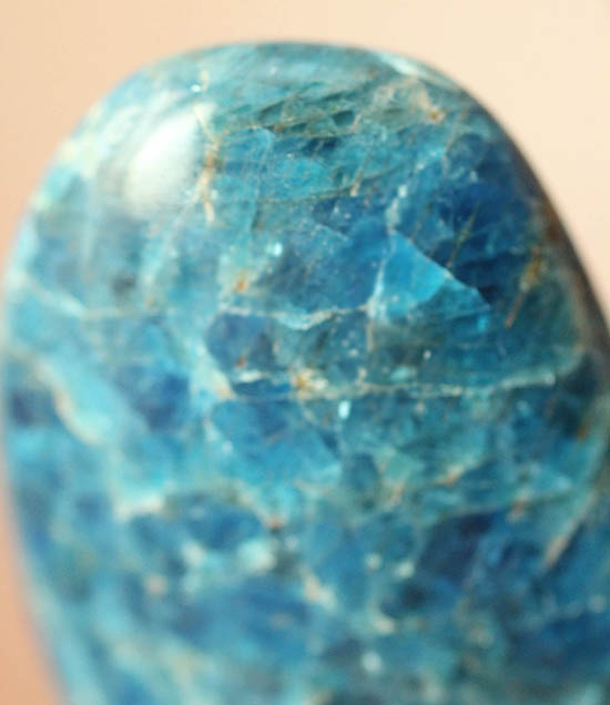 目の覚めるような青を呈するブルーアパタイト(Blue apatite)のカボション(その10)