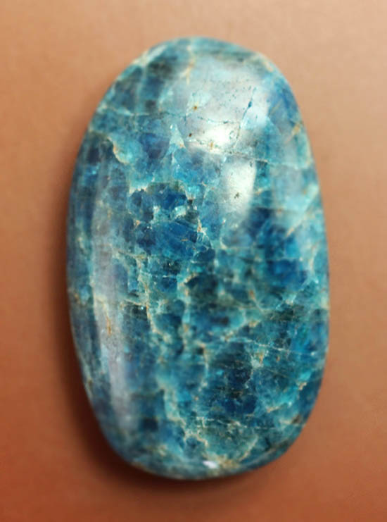 目の覚めるような青を呈するブルーアパタイト(Blue apatite)のカボション(その11)