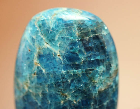 目の覚めるような青を呈するブルーアパタイト（Blue apatite）のカボション（その2）