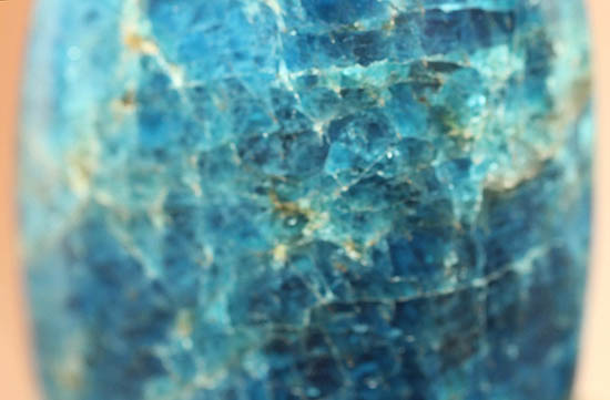 目の覚めるような青を呈するブルーアパタイト(Blue apatite)のカボション(その3)
