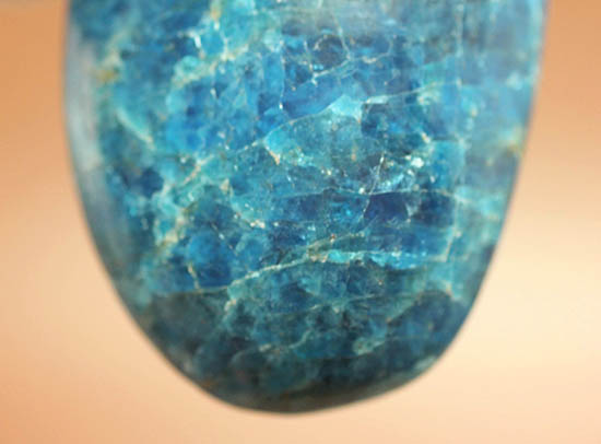 目の覚めるような青を呈するブルーアパタイト（Blue apatite）のカボション（その4）