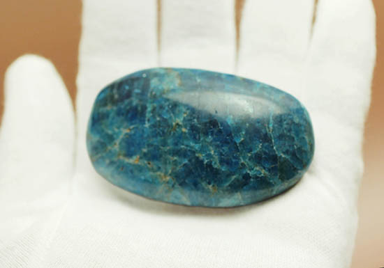 目の覚めるような青を呈するブルーアパタイト（Blue apatite）のカボション（その5）