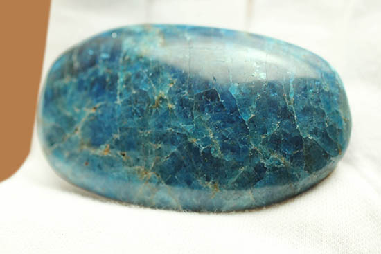 目の覚めるような青を呈するブルーアパタイト(Blue apatite)のカボション(その6)