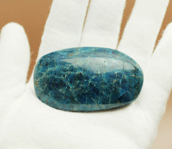 目の覚めるような青を呈するブルーアパタイト（Blue apatite）のカボション（その7）