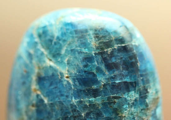 目の覚めるような青を呈するブルーアパタイト（Blue apatite）のカボション（その8）