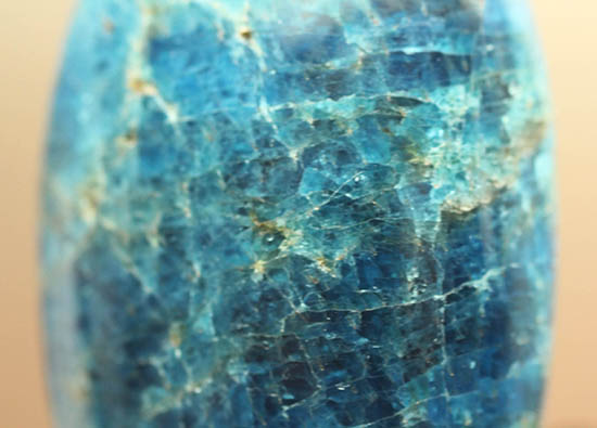 目の覚めるような青を呈するブルーアパタイト（Blue apatite）のカボション（その9）