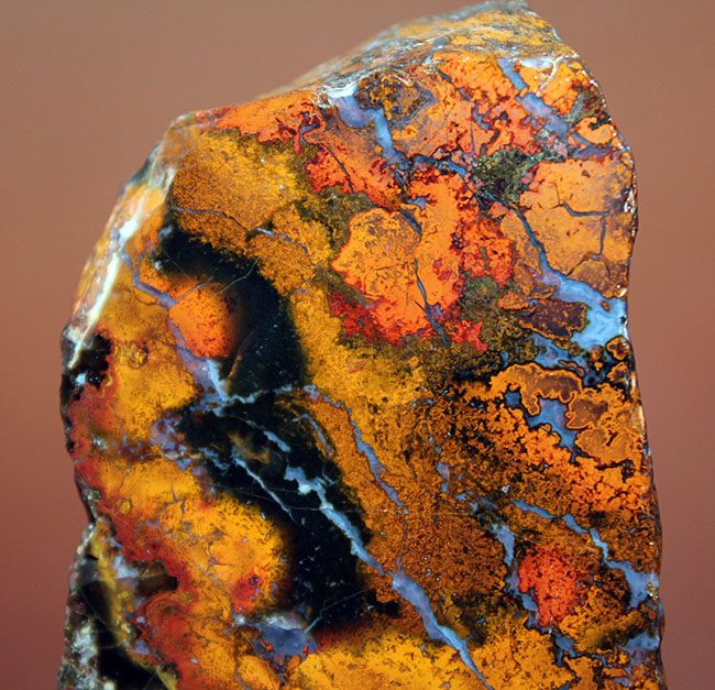 鮮やかな赤と複雑な模様で見るものを魅了するハンガリー産のメノウ(Agate)(その2)