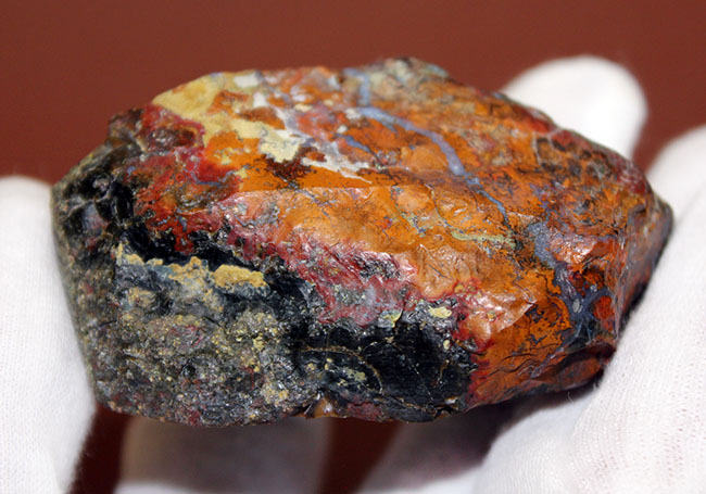 鮮やかな赤と複雑な模様で見るものを魅了するハンガリー産のメノウ(Agate)(その5)