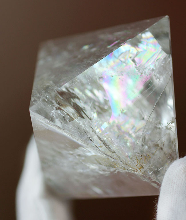 虹色イリデッセンス(iridescence)が浮かぶ、スーパークリアーな水晶(クオーツ)。名高いマダガスカル産。(その2)