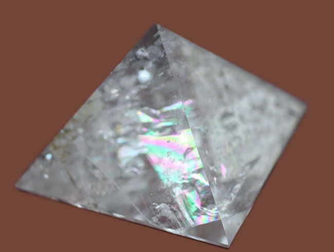 虹色イリデッセンス（iridescence）が浮かぶ、スーパークリアーな水晶