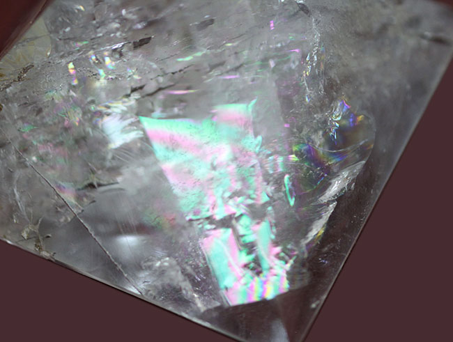 虹色イリデッセンス（iridescence）が浮かぶ、スーパークリアーな水晶