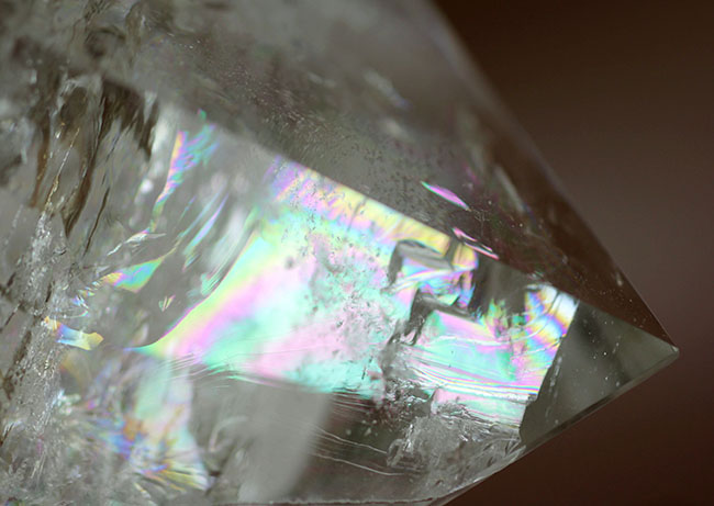 虹色イリデッセンス（iridescence）が浮かぶ、スーパークリアーな水晶