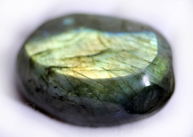 青と黄色に光る石。君の名は、ラブラドライト(Labradorite)(その7)