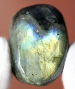 青と黄色に光る石。君の名は、ラブラドライト(Labradorite)