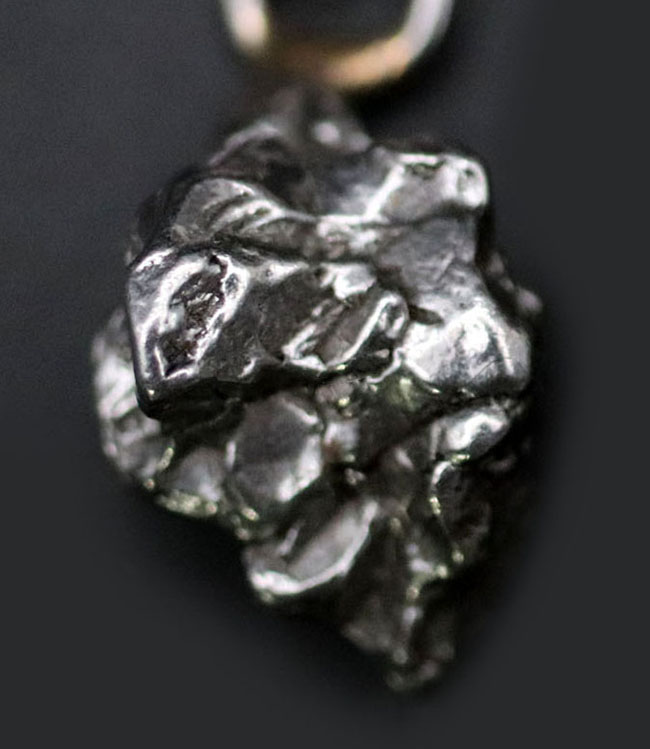 人気！鉄隕石、カンポ・デル・シエロ（Campo del Cielo）を使ったペンダントトップ。（シルバーチェーン、高級ジュエリーケース付き）（その1）