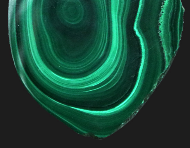 明暗あるグリーンが魅力的!紀元前から愛されてきた古代の宝石、マラカイト(Malachite・孔雀石)のハンドポリッシュ標本。高品位のコンゴ産(その3)