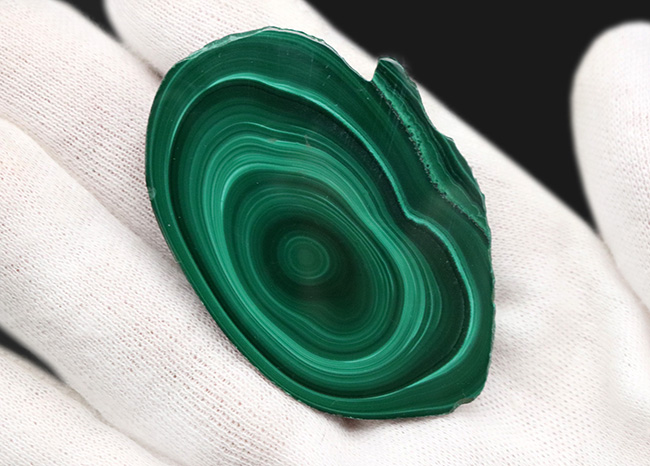 明暗あるグリーンが魅力的！紀元前から愛されてきた古代の宝石、マラカイト（Malachite・孔雀石）のハンドポリッシュ標本。高品位のコンゴ産（その4）