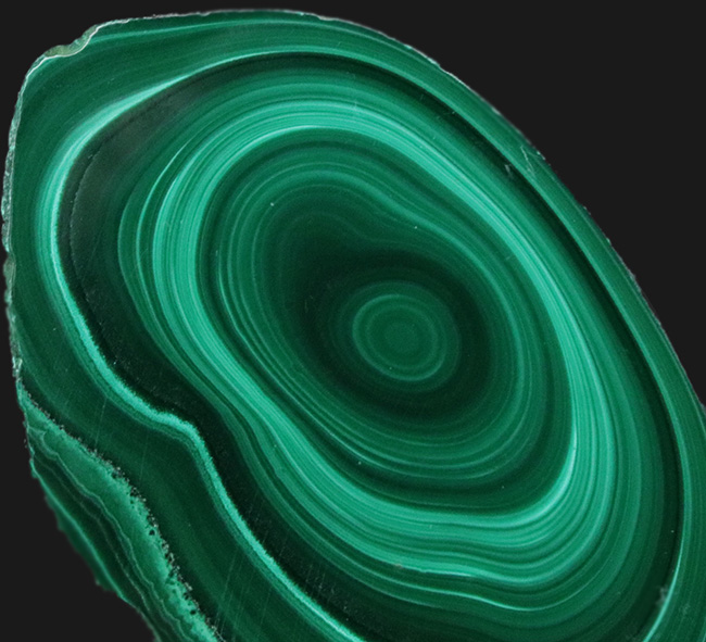 明暗あるグリーンが魅力的！紀元前から愛されてきた古代の宝石、マラカイト（Malachite・孔雀石）のハンドポリッシュ標本。高品位のコンゴ産（その6）