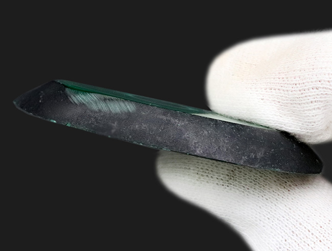 明暗あるグリーンが魅力的!紀元前から愛されてきた古代の宝石、マラカイト(Malachite・孔雀石)のハンドポリッシュ標本。高品位のコンゴ産(その7)