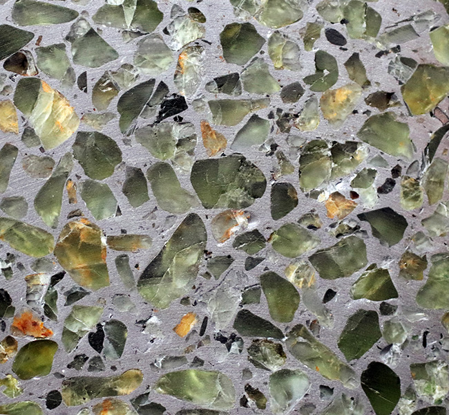 オリーブ色のカンラン石にご注目！世界で最も美しい隕石と評されるパラサイト隕石のスライス標本（その6）