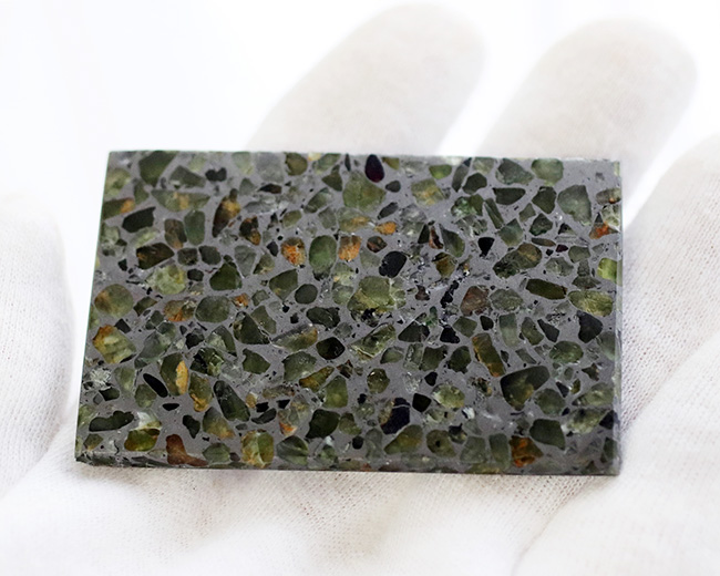 オリーブ色のカンラン石にご注目！世界で最も美しい隕石と評されるパラサイト隕石のスライス標本（その9）