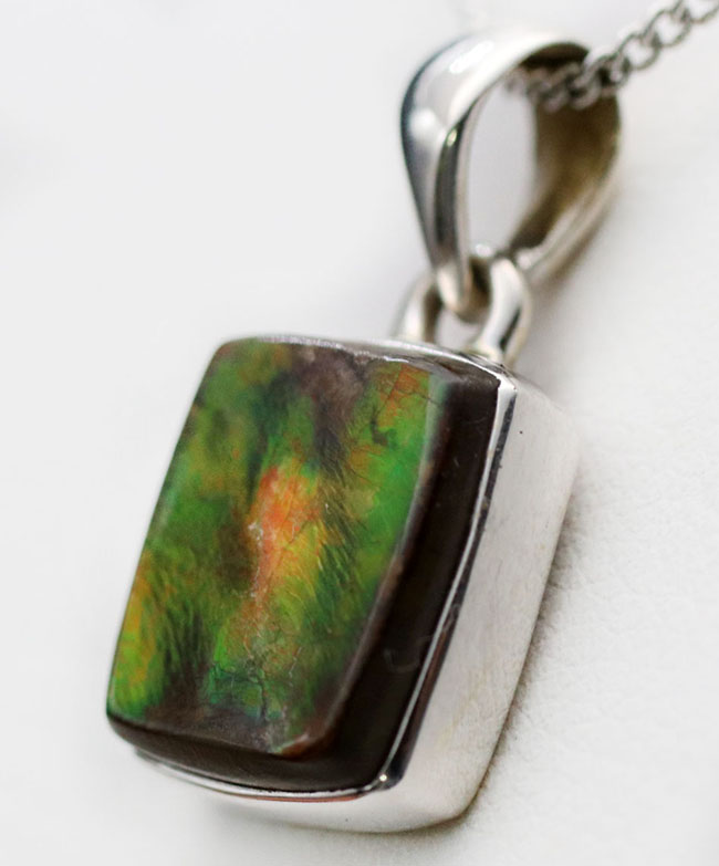 遊色アンモナイトの王様、カナダ産のアンモ”ラ”イト(Ammolite)を使ったペンダントトップ。カナダ産アルバータ州産。金具はスターリングシルバー。チェーン、革紐、ジュエリーケース付き(その4)