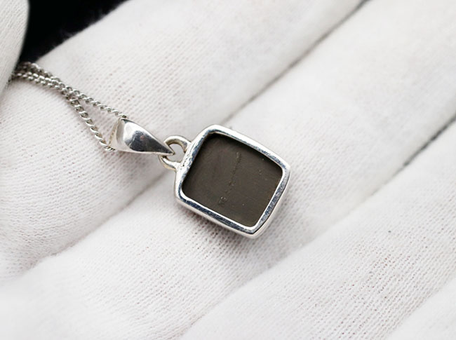 遊色アンモナイトの王様、カナダ産のアンモ”ラ”イト(Ammolite)を使ったペンダントトップ。カナダ産アルバータ州産。金具はスターリングシルバー。チェーン、革紐、ジュエリーケース付き(その6)