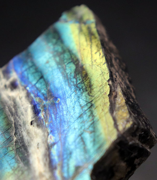 コレクター必見!由緒正しきラブラドル地方産の両面光りするラブラドライト(Labradorite)。ブルーのグラデーションにご注目ください(その3)