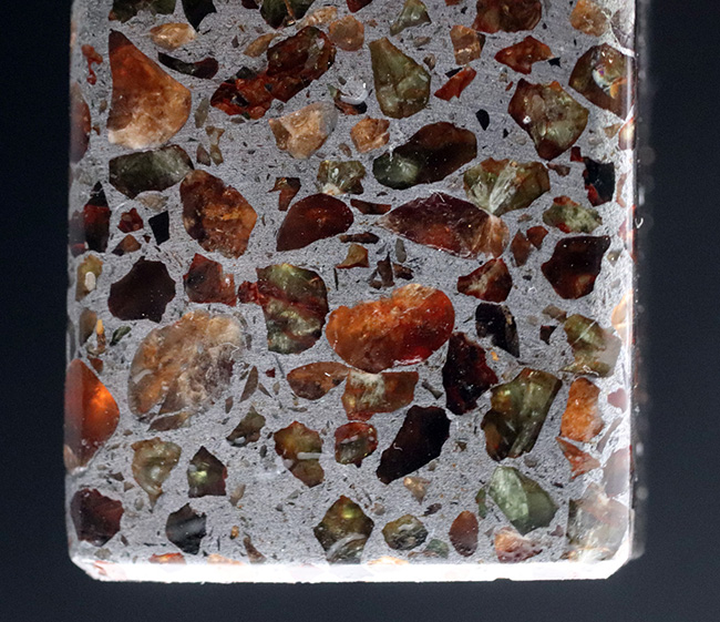 分厚いのにカンラン石の状態が極めて良好！キューブ状の重量感あふれる