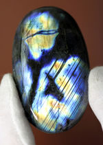人気鉱物ラブラドライト（Labradorite）のハイクラス標本