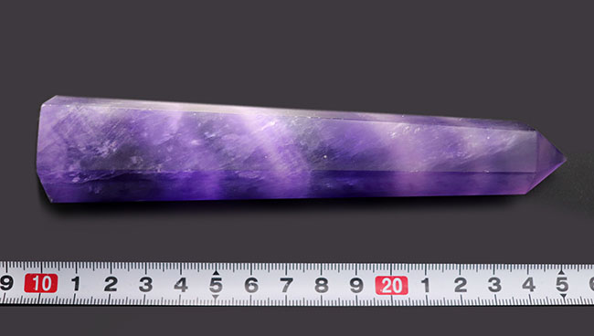 紫の濃淡をお楽しみください！１４５ミリの超ロングサイズ標本！マルチバンドを持つレインボーフローライト（Fluorite・蛍石）（その7）