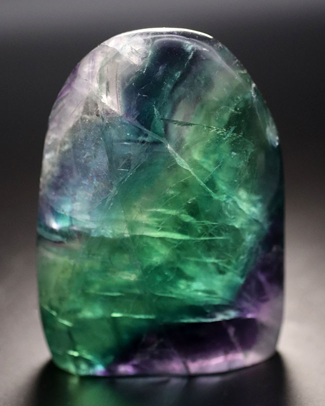 目が覚めるような鮮やかなグリーンを呈する、多色彩なフローライト(Fluorite・蛍石)。全面ポリッシュ(その1)