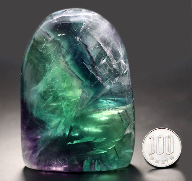 目が覚めるような鮮やかなグリーンを呈する、多色彩なフローライト(Fluorite・蛍石)。全面ポリッシュ(その10)