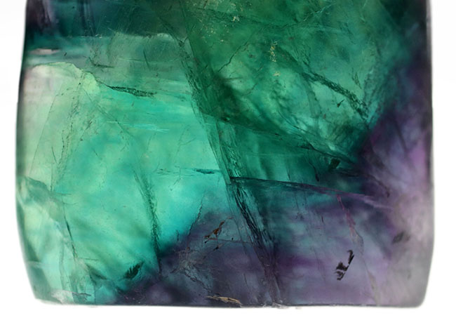 目が覚めるような鮮やかなグリーンを呈する、多色彩なフローライト(Fluorite・蛍石)。全面ポリッシュ(その4)
