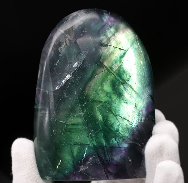目が覚めるような鮮やかなグリーンを呈する、多色彩なフローライト(Fluorite・蛍石)。全面ポリッシュ(その5)