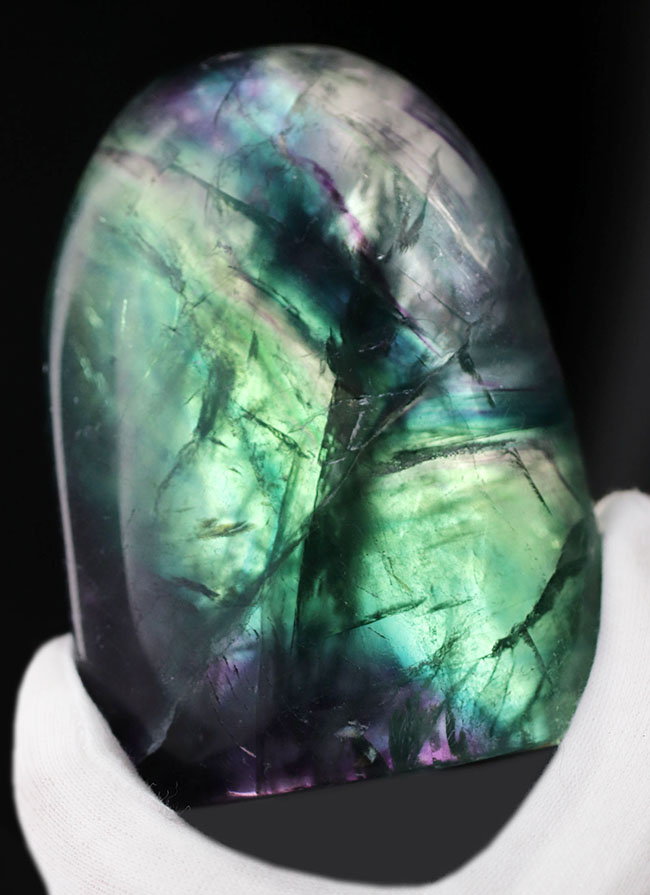 目が覚めるような鮮やかなグリーンを呈する、多色彩なフローライト(Fluorite・蛍石)。全面ポリッシュ(その6)