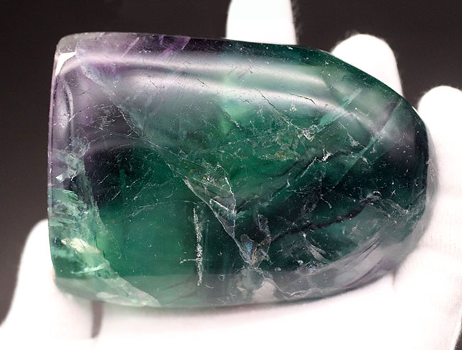 目が覚めるような鮮やかなグリーンを呈する、多色彩なフローライト(Fluorite・蛍石)。全面ポリッシュ(その7)