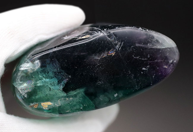 目が覚めるような鮮やかなグリーンを呈する、多色彩なフローライト(Fluorite・蛍石)。全面ポリッシュ(その8)