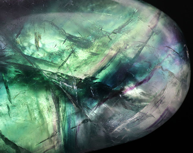 目が覚めるような鮮やかなグリーンを呈する、多色彩なフローライト(Fluorite・蛍石)。全面ポリッシュ(その9)
