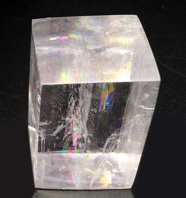 複屈折により分光され虹色が見える、極めて透明度が高い方解石、オプティカルスパーの特大結晶。いわゆるレインボーカルサイト 鉱物 販売
