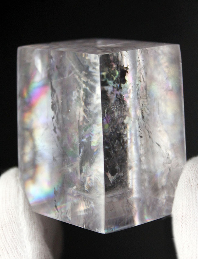 複屈折により分光され虹色が見える、極めて透明度が高い方解石、オプティカルスパーの特大結晶。いわゆるレインボーカルサイト（その2）