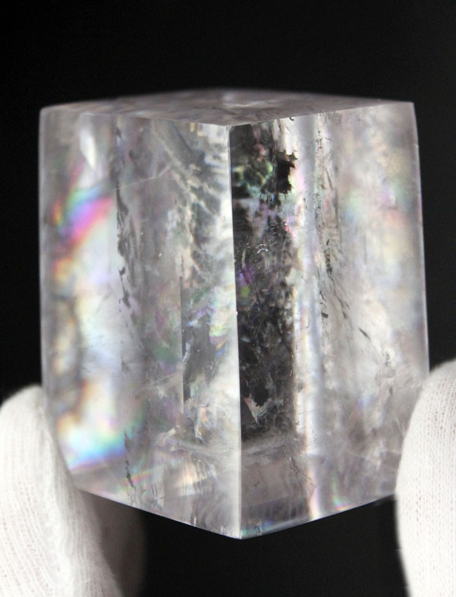複屈折により分光され虹色が見える、極めて透明度が高い方解石、オプティカルスパーの特大結晶。いわゆるレインボーカルサイト(その2)