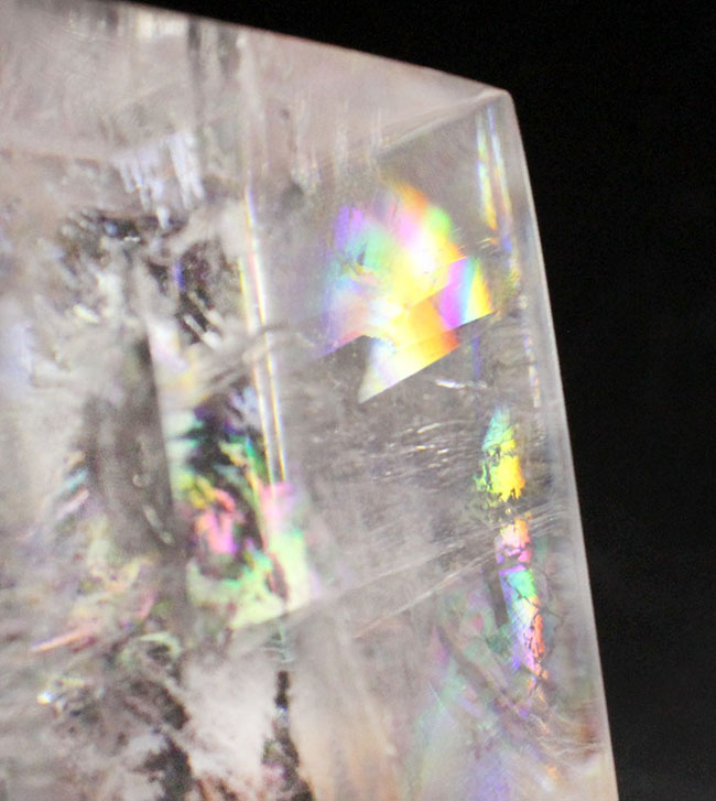 複屈折により分光され虹色が見える、極めて透明度が高い方解石、オプティカルスパーの特大結晶。いわゆるレインボーカルサイト（その4）