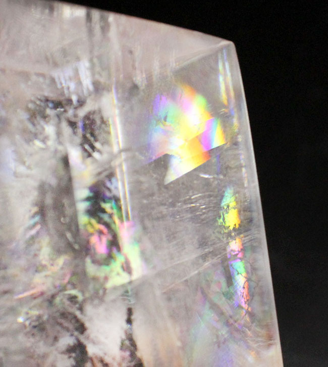複屈折により分光され虹色が見える、極めて透明度が高い方解石、オプティカルスパーの特大結晶。いわゆるレインボーカルサイト(その4)