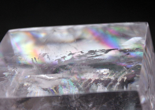 複屈折により分光され虹色が見える、極めて透明度が高い方解石、オプティカルスパーの特大結晶。いわゆるレインボーカルサイト（その5）