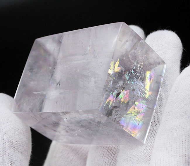 複屈折により分光され虹色が見える、極めて透明度が高い方解石、オプティカルスパーの特大結晶。いわゆるレインボーカルサイト（その6）