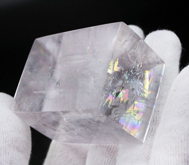 複屈折により分光され虹色が見える、極めて透明度が高い方解石、オプティカルスパーの特大結晶。いわゆるレインボーカルサイト(その6)