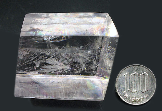 複屈折により分光され虹色が見える、極めて透明度が高い方解石、オプティカルスパーの特大結晶。いわゆるレインボーカルサイト（その7）