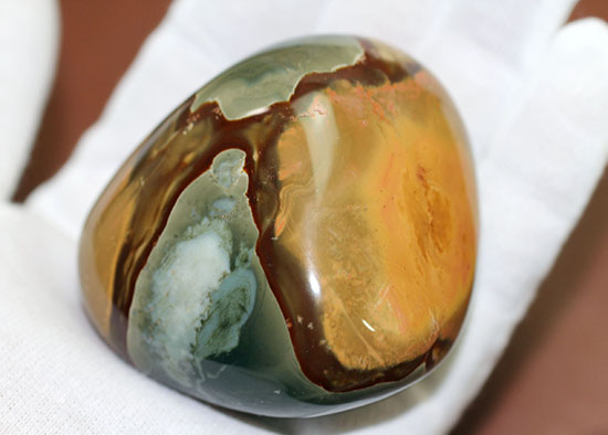 おにぎり型で手馴染みのよい形状。色彩豊かな鉱物、ポリクロームジャスパー石（その3）