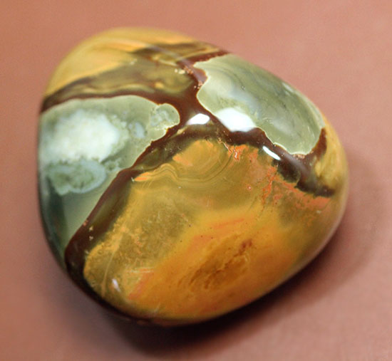 おにぎり型で手馴染みのよい形状。色彩豊かな鉱物、ポリクロームジャスパー石（その7）